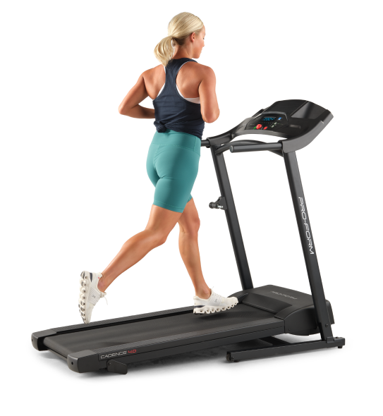 Mulher correndo em uma esteira ProForm Cadence 4.0.